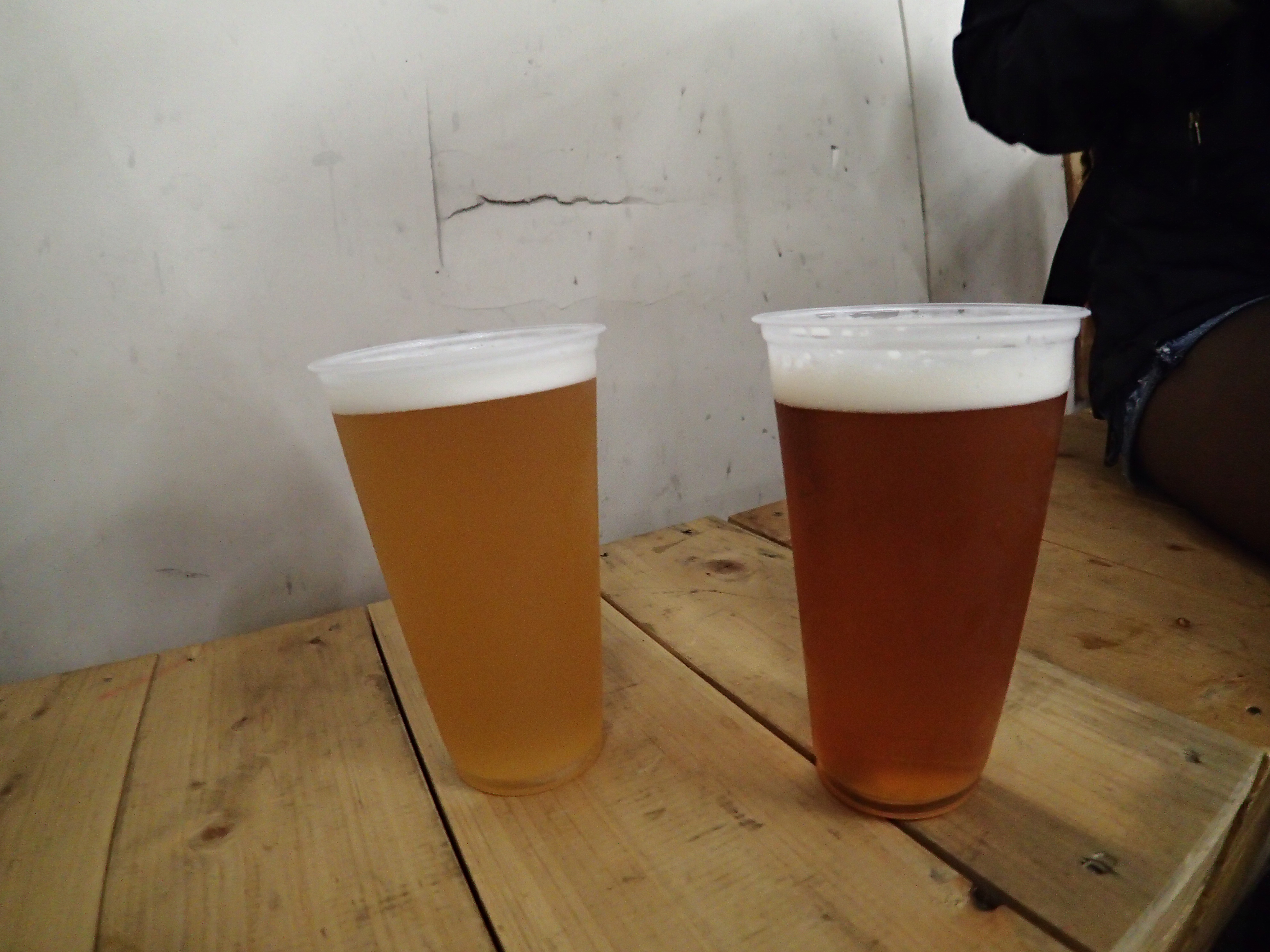 ことちゃんビール。エール（左）とラガー（右）