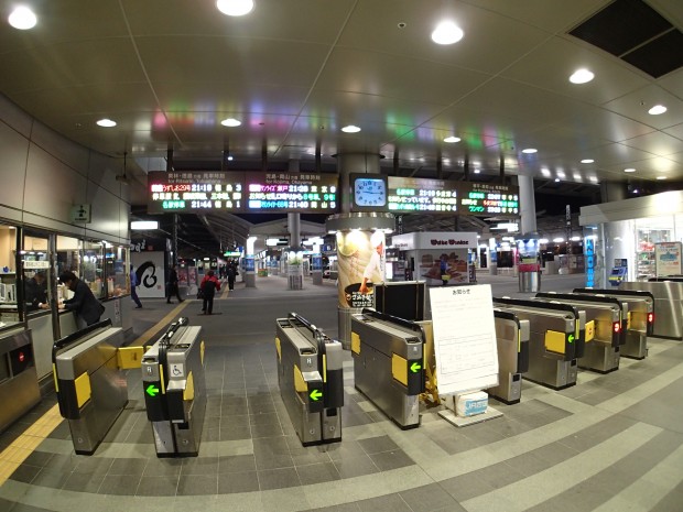 夜の高松駅